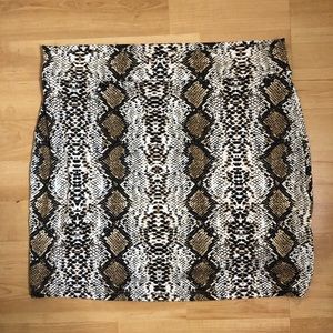 NWT SNAKESKIN PRINT MINI SKIRT